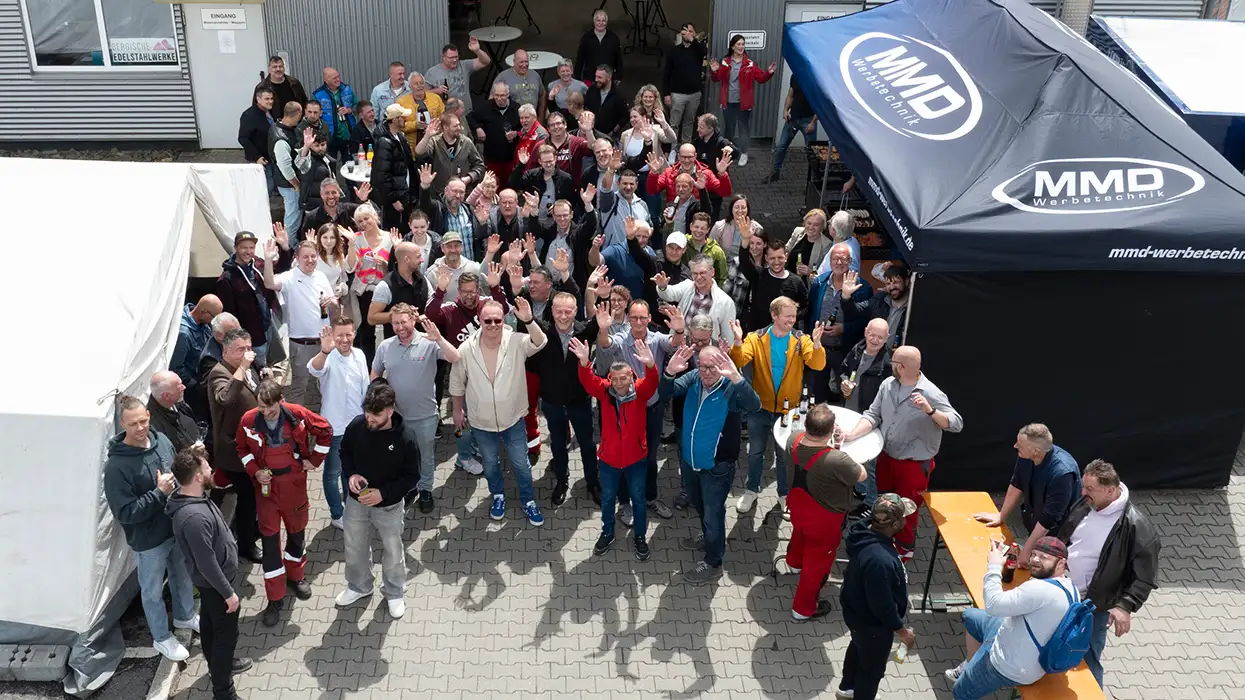 Belegschaft der Bergischen Edelstahlwerke beim gemeinsamen Grillfest