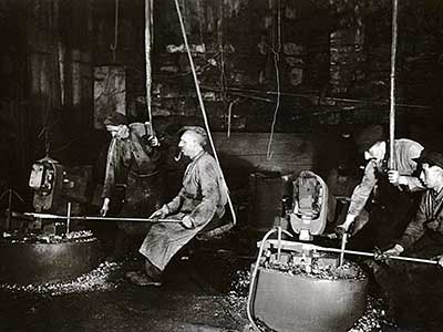 Hammerwerk der Ründerother Hütte um 1860 – Schmieden von Stahl mit Wasserkraft