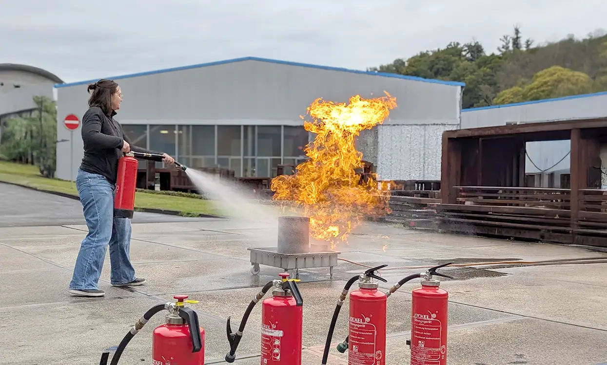 Brandschutzhelfer der BEW (Bergische Edelstahlwerke) üben den Einsatz von Feuerlöschern im Stahlwerk