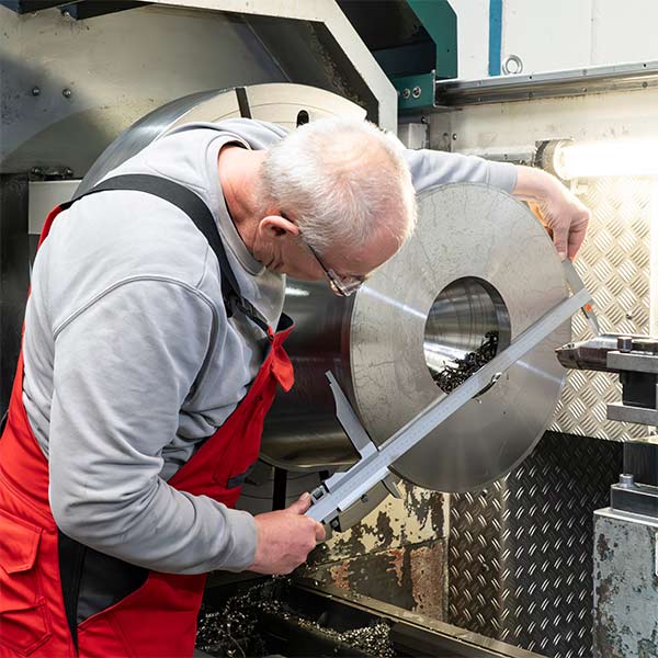 Mechanische Bearbeitung eines verschleißbeständigen Stahlgussteils bei den Bergischen Edelstahlwerken