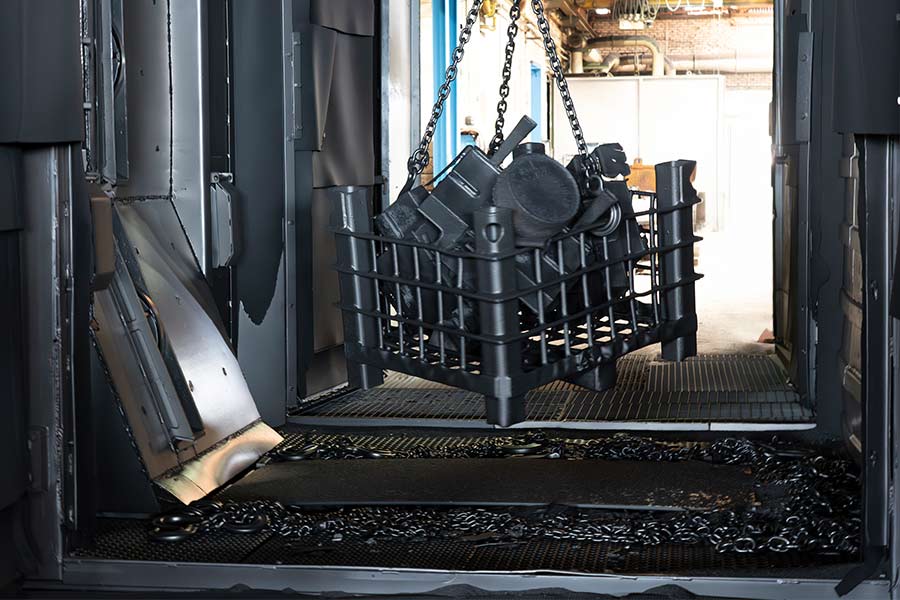 Oberflächenstrahlen von verschleißbeständigen Stahlgussteilen im Fertigungsprozess der Bergischen Edelstahlwerke