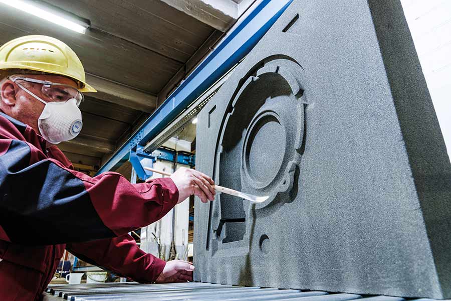 Über 3D-Sanddruck hergestellte Sandform in der Formerei einer Stahlgießerei