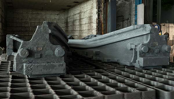 Wärmebehandelte Gussteile nach der Bearbeitung in der Putzerei