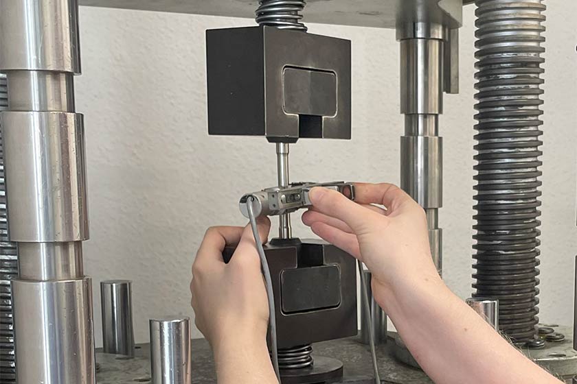 Mechanische Werkstoffprüfung zur Ermittlung mechanischer Kennwerte in der Zentralen Werkstofftechnik der Bergischen Edelstahlwerke